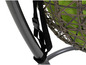Un fauteuil suspendu en osier vert avec des sangles noires.