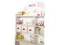 Un magasin de jouets en bois avec des produits Roba, des bonbons et du pudding.
