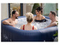 Quatre personnes se détendent dans un jacuzzi gonflable Lay-Z-Spa.