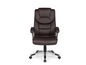 Un fauteuil de bureau en cuir marron avec accoudoirs et roulettes.