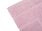 Une serviette de bain rose avec une texture côtelée.