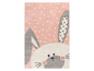 Tapis rose avec la tête d'un lapin