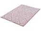 Un tapis de bain rose avec un motif géométrique blanc.