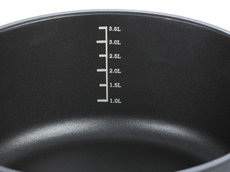 Une casserole noire avec des marques de mesure jusqu'à 3,5 litres.
