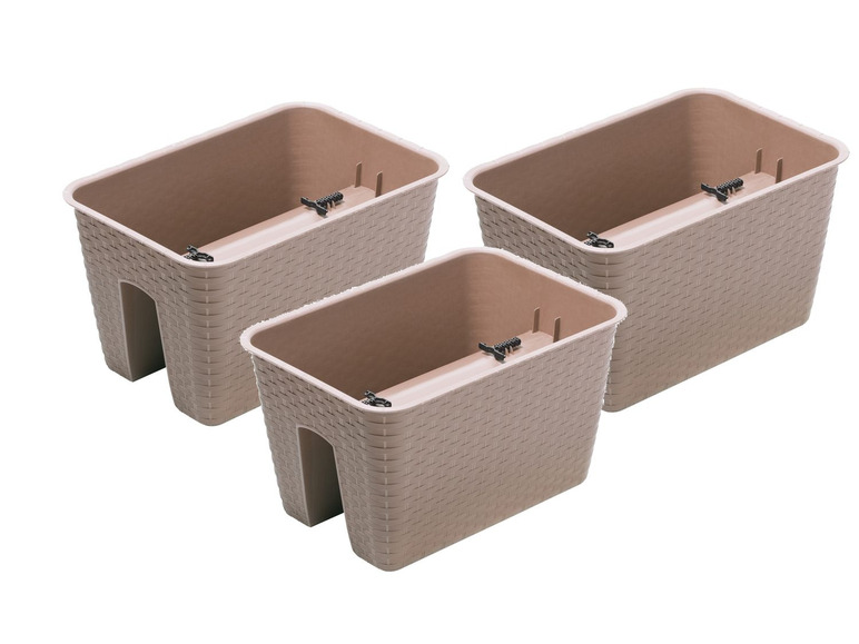 Trois pots suspendus marrons avec un motif tressé.