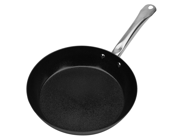 Une poêle noire avec une poignée en métal.