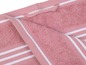 Serviette rose avec des rayures blanches.