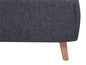 Une chaise grise avec des pieds en bois.