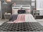 Un tapis gris avec un motif géométrique dans une chambre à coucher.