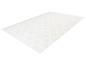 Un tapis blanc avec un motif géométrique.