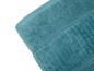 Une serviette de bain en éponge bleue.