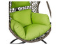 Un fauteuil suspendu vert avec des coussins