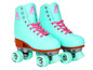 Une paire de rollers turquoise avec des lacets roses et des roues Apollo.