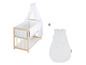 Un lit bébé en bois avec un ciel de lit et un sac de couchage à imprimé étoiles.