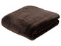 Une couverture en polaire marron pliée.
