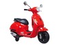Un scooter électrique rouge pour enfants de style Vespa.