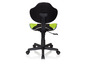 Un fauteuil de bureau noir avec un revêtement vert et des roulettes