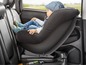 Un enfant dans un siège auto dans une voiture.