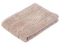 Une serviette de bain beige pliée.