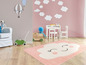 Un tapis rose pour enfants avec un nuage souriant
