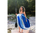 Une femme avec un paddle gonflable et une pagaie