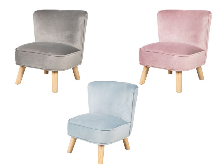Trois fauteuils en velours avec pieds en bois en gris, rose et bleu.