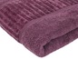 Une serviette de bain violette pliée.