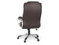 Un fauteuil de bureau en cuir marron avec des pieds argentés.