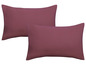 Deux taies d'oreiller de couleur rouge foncé.