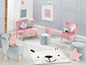 Deux fauteuils en velours rose, un fauteuil bleu et un tapis avec un motif d'ours.