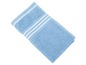 Une serviette de bain bleu clair avec des rayures blanches.