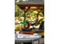 Un bonsaï LEGO sur une table dans un jardin.