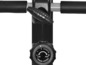 Gros plan sur un appareil de fitness noir avec un bouton rotatif pour le réglage de la tension