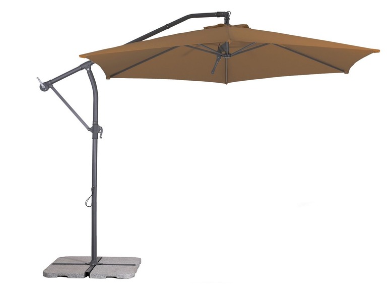 Un parasol beige avec un bras articulé et un socle en pierre.