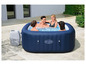 Un jacuzzi gonflable Lay-Z-Spa avec quatre personnes à l'intérieur.