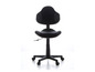 Chaise de bureau noire avec roulettes.