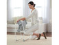 Une femme plie une chaise berçante pour bébé.