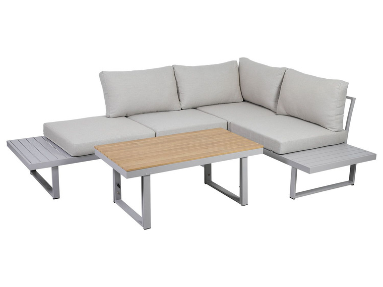 Un canapé d'angle gris avec deux tables d'appoint et une table basse avec un plateau en bois.