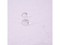 Gouttes d'eau sur une surface blanche
