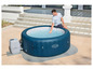 Un spa gonflable Lay-Z-Spa avec une pompe.