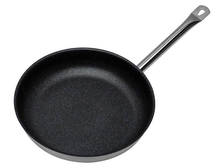 Une poêle noire avec une poignée en métal.