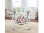 Un bébé dans une chaise berçante Fisher-Price avec un jouet en forme d'ours et de hibou.
