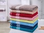 Pile de serviettes de bain rayées de différentes couleurs.