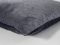 Une housse de coussin gris foncé avec un motif géométrique.