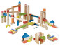 Piste à billes en bois avec des blocs colorés et des billes.