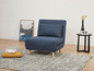 Un canapé-lit bleu avec un coussin et une table d'appoint.