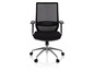 Une chaise de bureau noire avec un dossier en maille et des roulettes.