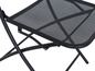 Chaise pliante noire avec un siège en maille métallique.