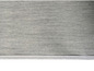 Gros plan sur un tissu gris avec une bordure blanche.