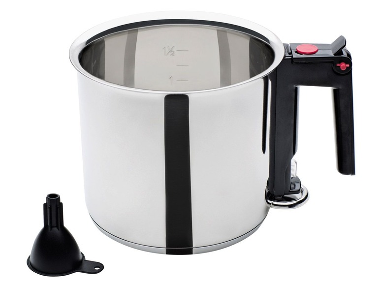 Une carafe à café en acier inoxydable avec une poignée noire et un entonnoir.